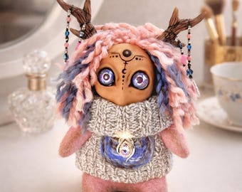 Muñeca de arte fantástico OOAK Kipshi NYRA, criatura mística hecha a mano, figura de espíritu textil, decoración de bruja