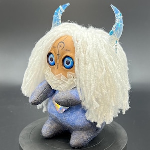 Bambola fantasy OOAK cava con occhi azzurri, creatura mistica con corna, statuetta di peluche, arredamento gotico, totem spirituale tribale