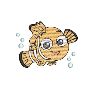 Può includere: Un'illustrazione di un pesce pagliaccio arancione e bianco con occhi grandi e un sorriso. Il pesce sta nuotando con delle bolle intorno a lui.