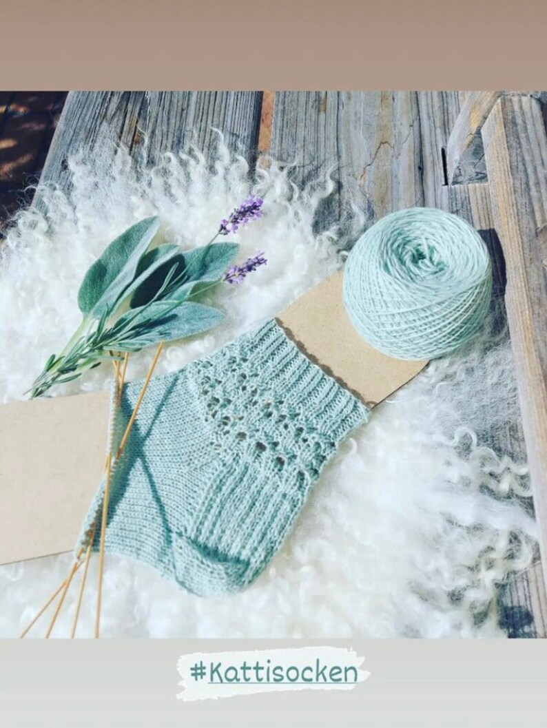 Digital Knitting Instructions for Women's Socks in German and English