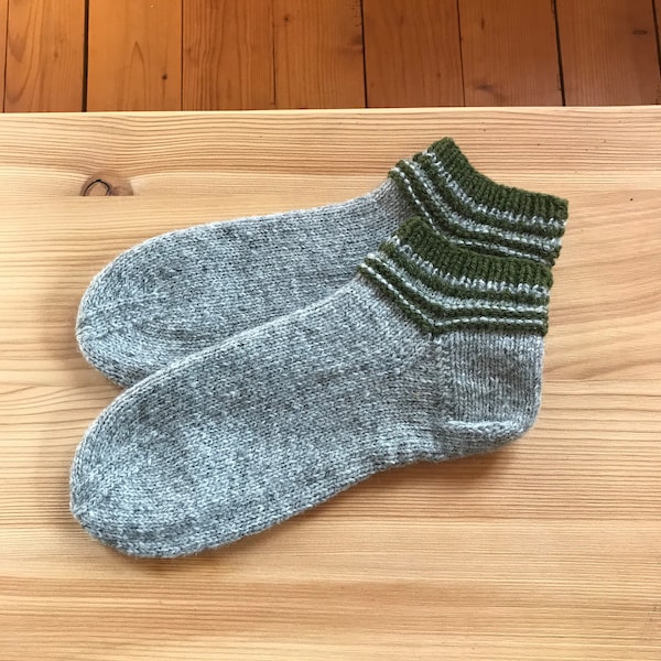 Handgestrickte, graue, kurze Herrensocken aus reiner Wolle ohne Kunstfaser, Größe 42/43