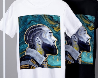 Könnte beinhalten: Zwei T-Shirts mit einem grafischen Druck eines Männergesichts mit Bart und Zöpfen. Der Hintergrund ist ein wirbelndes Muster aus Blau, Grün und Gold. Ein T-Shirt ist weiß und das andere ist schwarz.