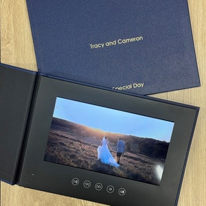 Video Book Schermo da 10 pollici - Testo metallico in rilievo e schermo da 10 pollici - Perfetto per matrimoni, anniversari, compleanni e occasioni speciali