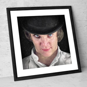 K&ouml;nnte beinhalten: Ein Schwarzwei&szlig;portr&auml;t eines Mannes mit einem schwarzen Bowlerhut und einem wei&szlig;en Hemd. Er hat einen ernsten Gesichtsausdruck und seine Augen schauen direkt auf den Betrachter.