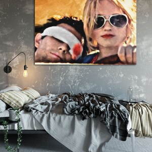 K&ouml;nnte beinhalten: Ein Gem&auml;lde eines Mannes und einer Frau in einem Auto. Der Mann tr&auml;gt eine wei&szlig;e Augenklappe und die Frau tr&auml;gt eine Sonnenbrille. Das Gem&auml;lde ist in einem malerischen Stil mit sichtbaren Pinselstrichen ausgef&uuml;hrt.