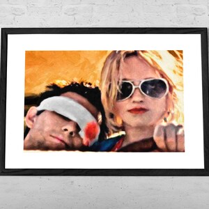 K&ouml;nnte beinhalten: Ein Gem&auml;lde von einem Mann und einer Frau in einem Auto. Der Mann tr&auml;gt einen wei&szlig;en Verband &uuml;ber den Augen und die Frau tr&auml;gt eine Sonnenbrille. Die Frau schaut in die Kamera und der Mann schl&auml;ft.