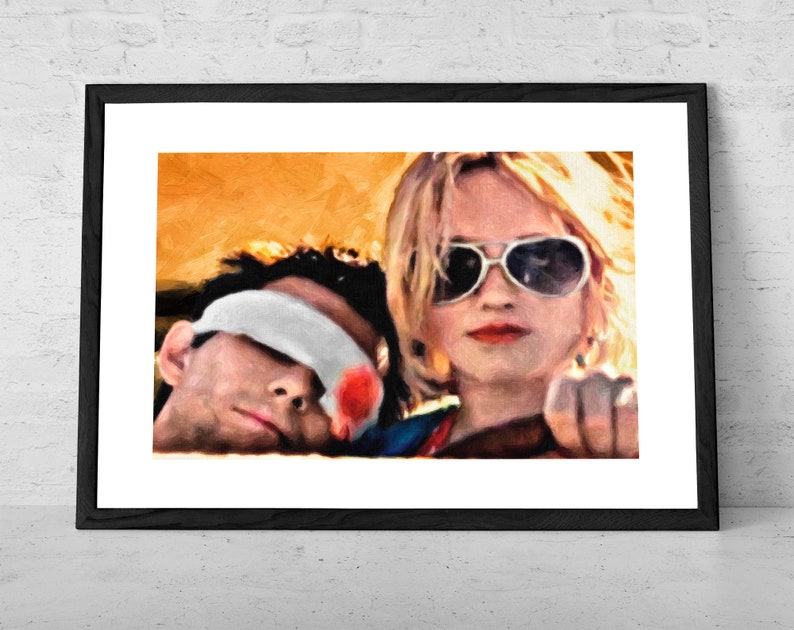 K&ouml;nnte beinhalten: Ein Gem&auml;lde von einem Mann und einer Frau in einem Auto. Der Mann tr&auml;gt einen wei&szlig;en Verband &uuml;ber den Augen und die Frau tr&auml;gt eine Sonnenbrille. Die Frau schaut in die Kamera und der Mann schl&auml;ft.