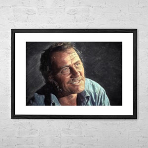 Puede incluir: Un retrato en blanco y negro de un hombre con bigote y una camisa azul claro. Está sonriendo y mirando hacia arriba.