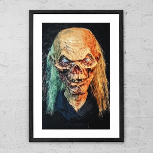 Può includere: Un ritratto ravvicinato di una creatura inquietante dalla pelle pallida con lunghi capelli sfilacciati. La creatura ha un ampio sorriso pieno di denti e occhi azzurri penetranti. Lo sfondo è scuro e sfocato.