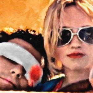 K&ouml;nnte beinhalten: Eine Frau mit blonden Haaren, die eine Sonnenbrille tr&auml;gt, schaut in die Kamera, w&auml;hrend ein Mann mit einem wei&szlig;en Verband &uuml;ber den Augen schl&auml;ft. Die Frau tr&auml;gt ein blaues und rotes Hemd.