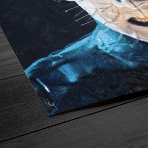 Pu&ograve; includere: Primo piano del viso di un personaggio di un film horror. Il personaggio ha un incarnato pallido, una bocca cucita e un abito blu e nero. Il viso del personaggio &egrave; coperto da una maschera con un motivo di piccole punte affilate.