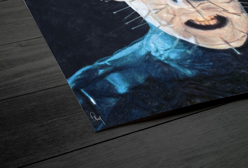 Pu&ograve; includere: Primo piano del viso di un personaggio di un film horror. Il personaggio ha un incarnato pallido, una bocca cucita e un abito blu e nero. Il viso del personaggio &egrave; coperto da una maschera con un motivo di piccole punte affilate.