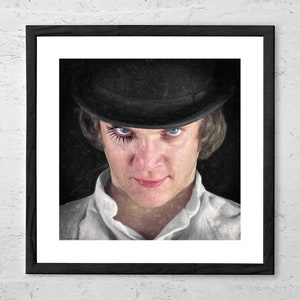 K&ouml;nnte beinhalten: Ein Nahaufnahmeportr&auml;t einer Person, die einen schwarzen Bowlerhut und ein wei&szlig;es Hemd tr&auml;gt. Die Person hat blaue Augen und dunklen Eyeliner. Der Hintergrund ist dunkel.