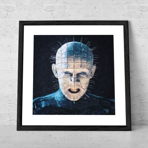 Pu&ograve; includere: Un'illustrazione in bianco e nero di un personaggio di un film horror. Il personaggio ha una griglia di chiodi sul viso e un'espressione minacciosa.