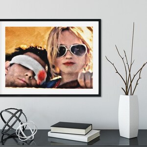 K&ouml;nnte beinhalten: Ein Gem&auml;lde einer Frau mit blonden Haaren, die eine Sonnenbrille tr&auml;gt, und eines Mannes mit einem wei&szlig;en Verband &uuml;ber den Augen. Die Frau schaut den Betrachter an, w&auml;hrend der Mann nach unten schaut. Der Hintergrund ist verschwommenes Gelb und Orange.