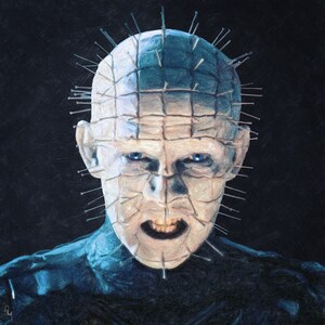 Pu&ograve; includere: Un ritratto ravvicinato di un personaggio di un film horror con un viso pallido e occhi azzurri. La testa del personaggio &egrave; ricoperta da una griglia di punte metalliche.