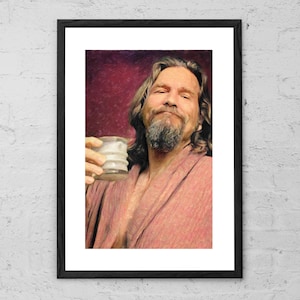 Könnte beinhalten: Ein Porträt eines Mannes mit langen braunen Haaren und Bart. Er trägt einen rosa Morgenmantel und hält eine weiße Tasse in der Hand. Der Hintergrund ist dunkelrot.