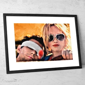 K&ouml;nnte beinhalten: Ein Gem&auml;lde, das einen Mann und eine Frau in einem Auto zeigt. Der Mann schl&auml;ft mit einem wei&szlig;en Verband &uuml;ber seinem Auge. Die Frau tr&auml;gt eine Sonnenbrille und schaut den Betrachter an. Der Hintergrund ist ein verschwommenes Orange und Gelb.