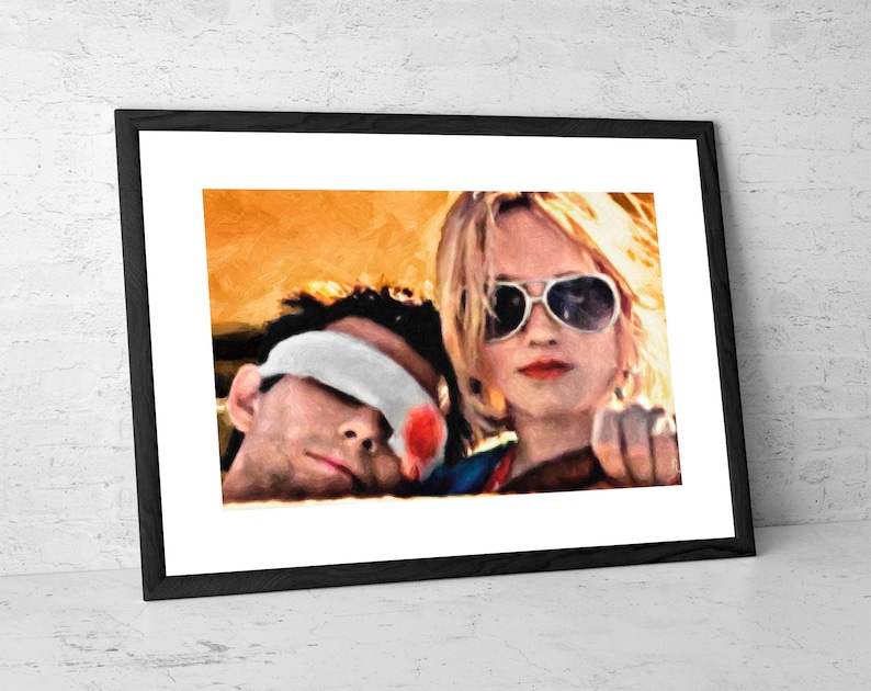 K&ouml;nnte beinhalten: Ein Gem&auml;lde, das einen Mann und eine Frau in einem Auto zeigt. Der Mann schl&auml;ft mit einem wei&szlig;en Verband &uuml;ber seinem Auge. Die Frau tr&auml;gt eine Sonnenbrille und schaut den Betrachter an. Der Hintergrund ist ein verschwommenes Orange und Gelb.