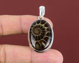 アンモナイトの手作りシルバーペンダント アンモナイト化石ペンダント、マルチシェードジェムストーン、925