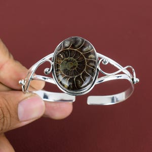 Bracciale rigido in fossile di ammonite Bracciale rigido regolabile in argento sterling 925 Bracciale rigido con pietre preziose Gioielli fatti a mano in ammonite Regali per la mamma