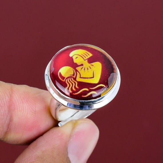 Segno zodiacale dell'Acquario in anello di onice rosso, anello