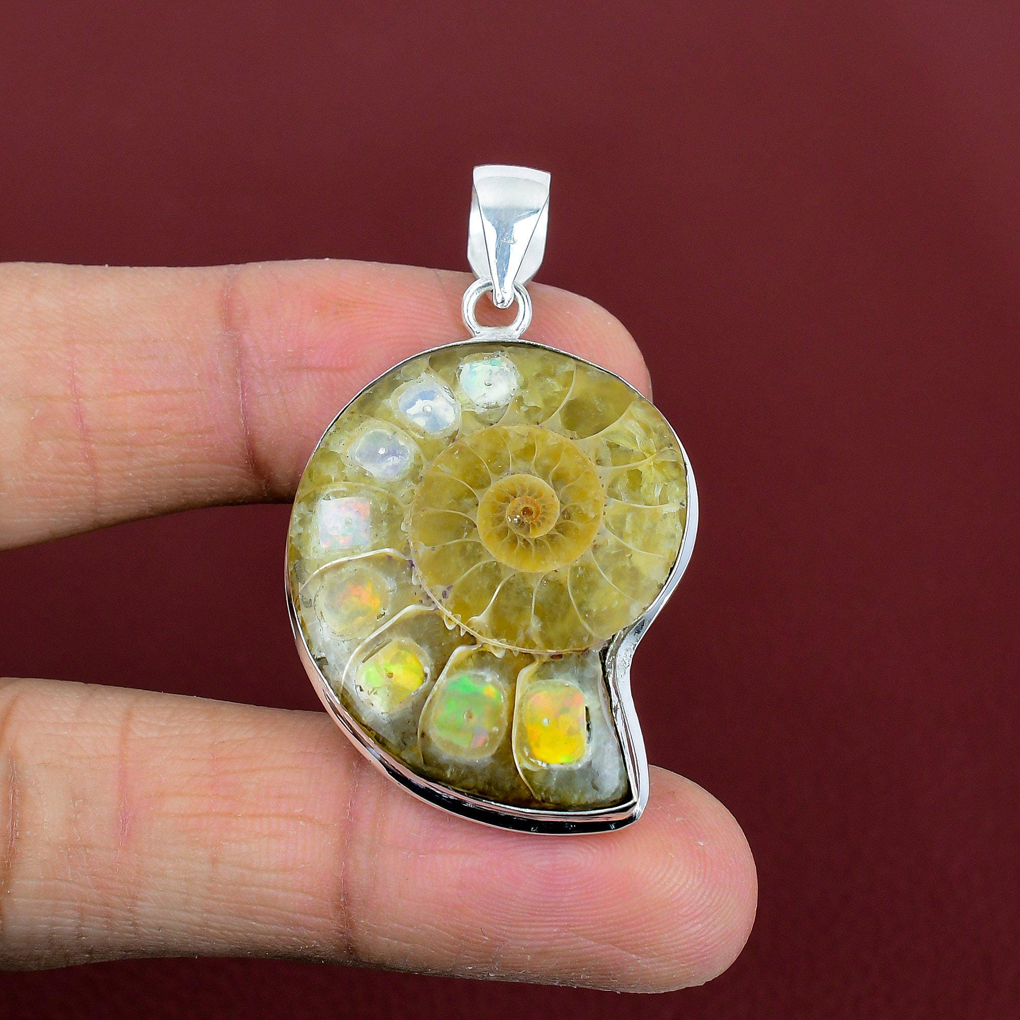 アンモナイトオパール エチオピア産オパール・アンモナイト化石ペンダント：ハンドメイド
