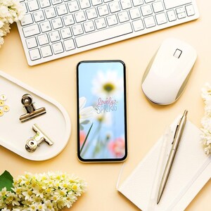 Downloadable flower wallpapers for iPhone, floral wallpaper for Android. Spring on your mobile.