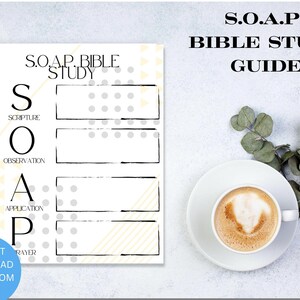 Könnte beinhalten: Ein weißes S.O.A.P. Bibelstudien-Leitfaden mit Text und Kästchen für Notizen, begleitet von einer Tasse Kaffee auf einer Untertasse und Eukalyptusblättern. Der Leitfaden enthält die Wörter "Schrift", "Beobachtung", "Anwendung" und "Gebet".