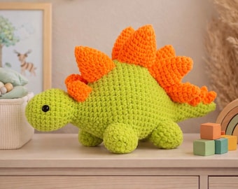 Szydełkowana pluszowa zabawka dinozaur Stegozaur – ręcznie robiona miękka zabawka, jasna dekoracja pokoju dziecięcego, prezent dla dziecka