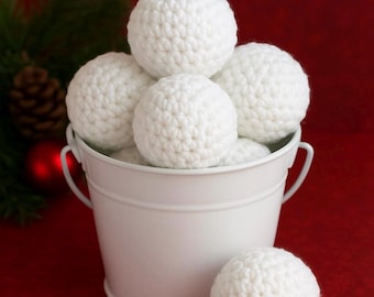 Szydełkowe śnieżki – pluszowa bitwa na śnieżki w domu, dekoracja świąteczna