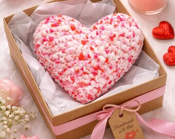 Ręcznie robione serduszko z szenili – miękki pluszowy element wystroju pokoju dziecięcego, romantyczny akcent w domu