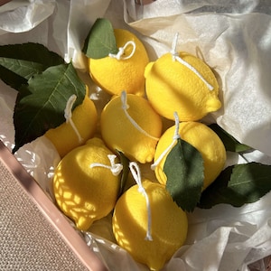 Bougie parfumée en forme de citron, agrumes, bougie fruit, fête du citron, évènementiel, idée déco, cadeau mariage, fête des mères, lemon image 1