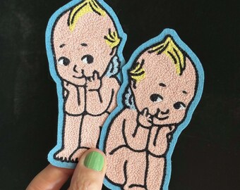 キューピーが中指を立てているタトゥーフラッシュチェーンステッチ刺繍パッチ