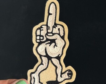 中指を立てて歩く男の伝統的なタトゥーフラッシュチェーンステッチ刺繍パッチ
