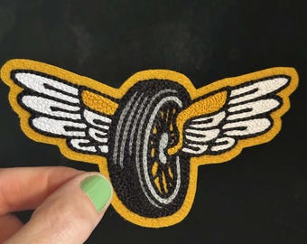 翼付き車輪の伝統的なタトゥーフラッシュチェーンステッチ刺繍パッチ