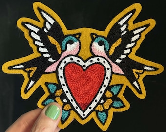 ハートを持ったスズメの伝統的なタトゥーフラッシュチェーンステッチ刺繍パッチ