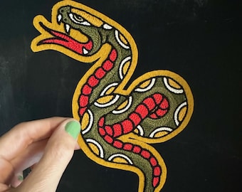 とぐろを巻いた蛇のタトゥーフラッシュチェーンステッチ刺繍パッチ