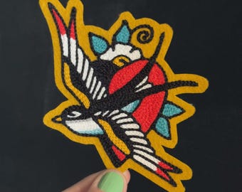 ハートを持ったスズメの伝統的なタトゥーフラッシュチェーンステッチ刺繍パッチ