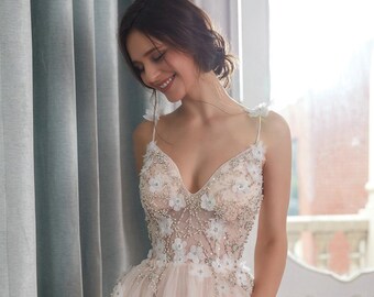 Robe de mariée fantaisiste, Robe de mariée rose poudré, Robe de mariée illusion rose fines bretelles Fleurs 3D Perles de cristal, Robe de mariée florale