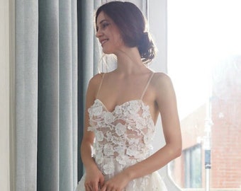 Robe de mariée fleurie, Robe de mariée ornée de perles illusion, Bretelles spaghetti, Fleurs 3D, Robe de mariée dos nu, Robe de mariée transparente, Robe d'été 2024