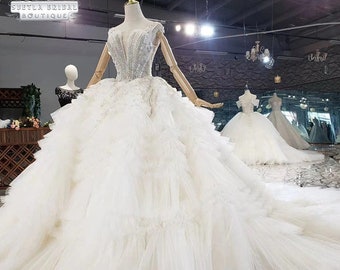 Robe de mariée bling, robe de mariée en dentelle perlée de luxe, robe de bal, jupe à volants, longue traîne, corset illusion de fleurs 3D