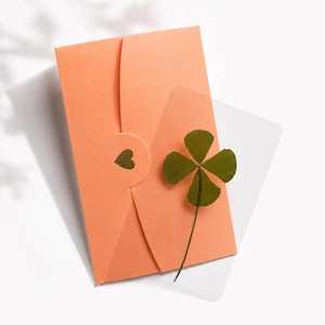 Echtes vierblättriges Kleeblatt aus Kunstharz – Glücksbringer aus Frankreich – Geschenk für Glück – Geburtstag, Hochzeit, Taufe, Prüfung