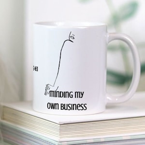 Taza de hermana de JW que se ocupa de sus propios asuntos - Taza de hermanas astutas - Taza de pasatiempo - Regalo pionero - Tazas de JW - Regalo de escuela pionera - Taza de 11 oz