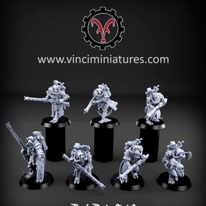 Puede incluir: Un conjunto de 7 figuras en miniatura grises impresas en 3D de criaturas parecidas a ratas con pistolas y mochilas. Las figuras están de pie sobre bases negras. El texto "Tech Rats Set 2" está impreso debajo de las figuras.