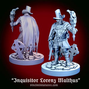 Op de afbeelding: Een 3D-geprint miniatuur van een figuur die een lange jas, een hoge hoed draagt en een fakkel vasthoudt. De figuur staat op een ronde basis met een stenen textuur. De figuur is in lichtgrijs geverfd. De tekst "Inquisitor Lorenz Malthus" is onder de basis afgedrukt.