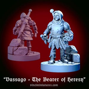 Peut inclure: Une figurine miniature d'une figure capuchonnée en armure, tenant un parchemin et une dague. La figurine est debout sur une base rocheuse. La figurine est peinte en gris clair. Le texte "Dassago - The Bearer of Heresy" est imprimé sous la figurine.