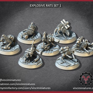 Puede incluir: Un conjunto de 7 figuras de ratas en miniatura con paquetes explosivos, cada una en una base redonda. Las ratas están en varias poses, algunas llevando explosivos en sus espaldas, otras sosteniéndolos en sus patas. Las figuras están hechas de un material gris metálico.