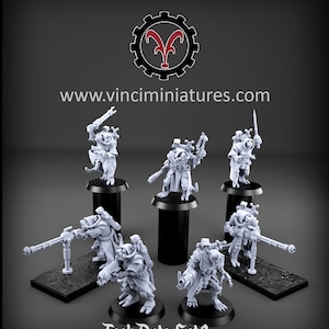 Peut inclure: Un ensemble de sept figurines miniatures en plastique gris de rats portant des robes et tenant des armes. Les figurines sont disposées sur des socles noirs et le texte "Tech Rats Set 3" est imprimé sous les figurines.