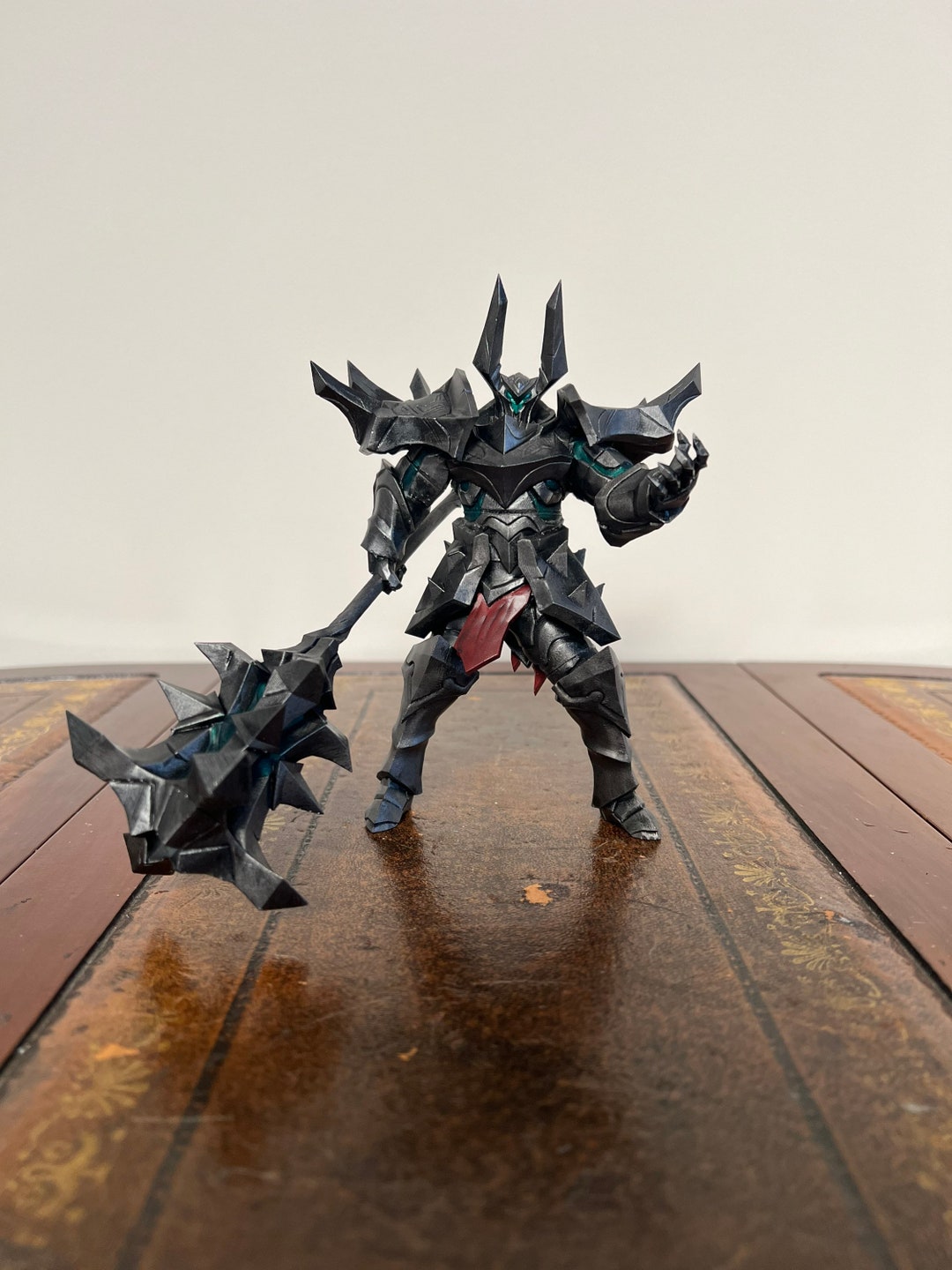 Collage avec colle PVC de l'impression 3D d'épée Warhammer 40k